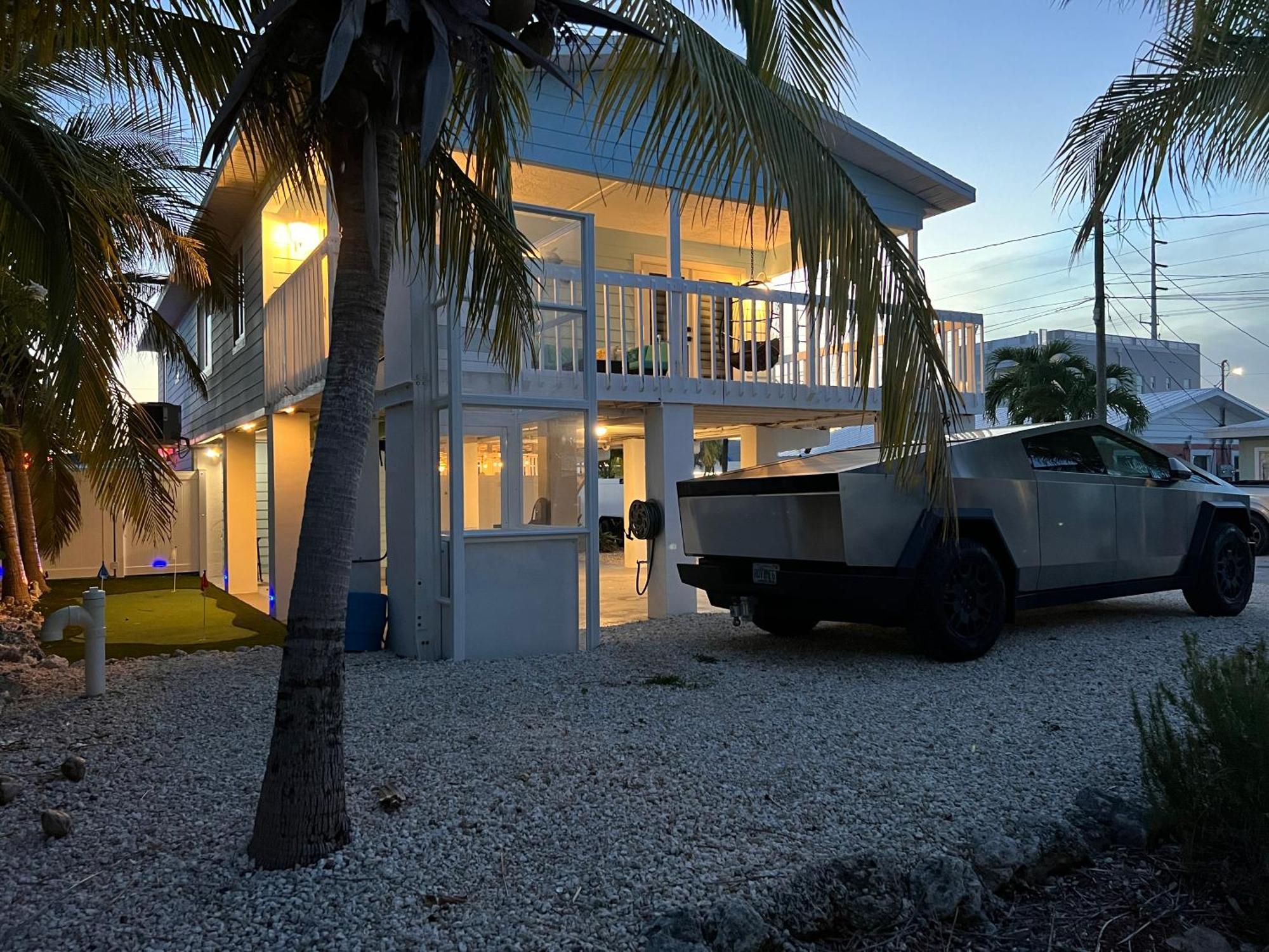 Casa Blue Pelican. Маратон Экстерьер фото